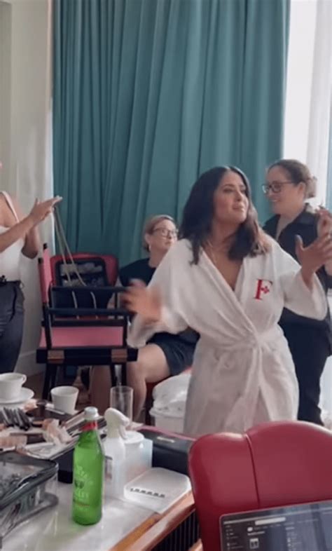 Salma Hayek suffers a wardrobe malfunction while dancing to。